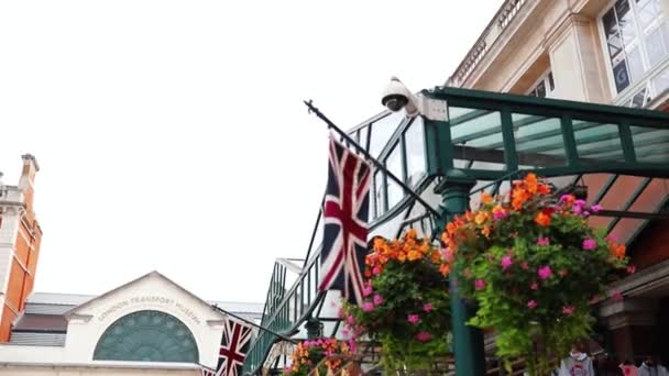 Flores coloridas e bandeiras britânicas no Jubilee Market Hall — Vídeo de Stock