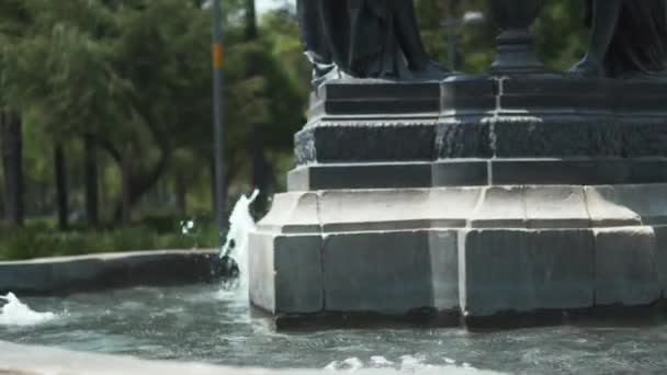 4K cirkelvormige weergave van een fontein basis met water gaat op en neer — Stockvideo