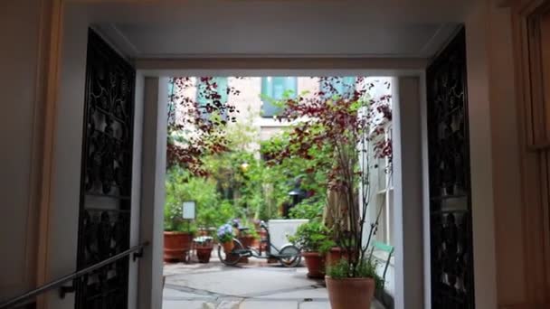 Hall que conduce a un jardín lleno de flores y plantas — Vídeo de stock