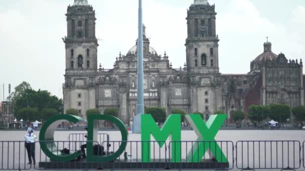 4K View of Green CDMX Letters framför Mexico Citys katedral — Stockvideo