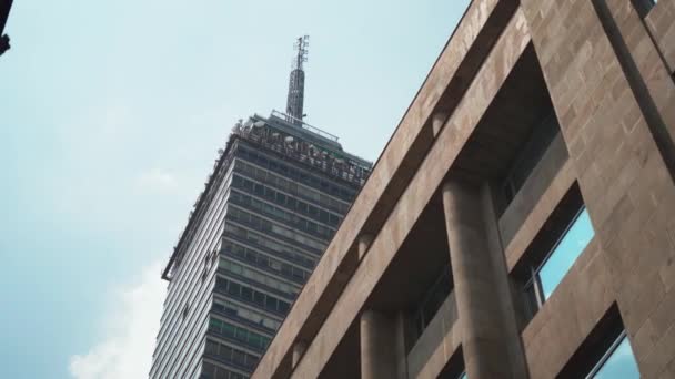 4k Vue de la tour latino-américaine derrière deux bâtiments — Video