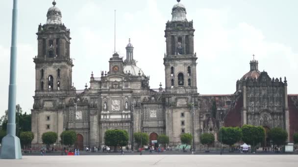 4K Kilátás a The Mexico City Cathedral-re, ahol emberek sétálnak ki egy felhős nap alatt — Stock videók