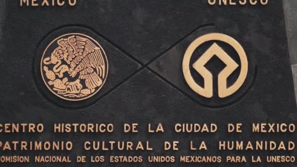 4k Udsigt over erindringsmønter Stone plaque of Mexico City Cultural Center – Stock-video