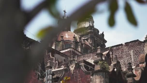 4K Vista rotativa da direita para a esquerda de um lado da Catedral da Cidade do México durante um dia ensolarado — Vídeo de Stock