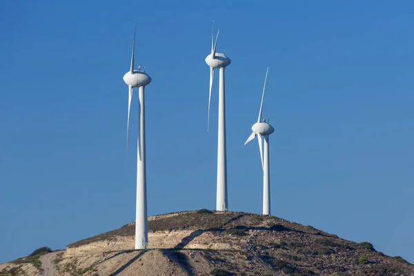 Windmolen Voor Elektriciteitsproductie Rhodos Eiland Griekenland Groep Windmolens Met Blauwe — Stockfoto