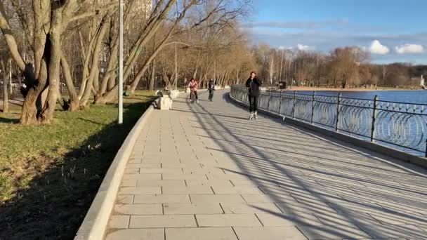 Moscou Russie Mars 2020 Des Adultes Patins Roulettes Des Enfants — Video