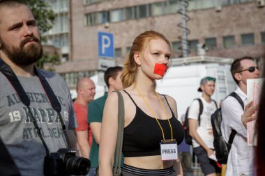 Moskova, Rusya, 23 Haziran 2019 ağzında koli bandı olan bir kız. Gazeteci Ivan Golunov 'u desteklemek için protesto. Sakharov Prospect 'te siyasi baskılara ve polisin uydurduğu suç davalarına karşı 