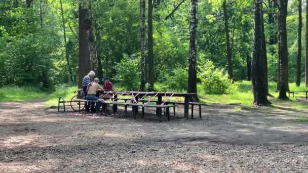 モスクワ ロシア 2020年6月9日 老人はチェスをする 木製のベンチやピクニックテーブルは 赤と白のフェンシングテープで覆われています 都市公園内の公共空間の禁止 — ストック動画