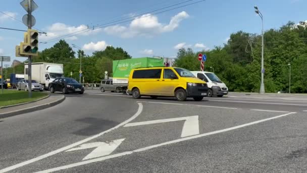 Moskou Rusland Juni 2020 Een Motorrijder Diverse Auto Bussen Beginnen — Stockvideo