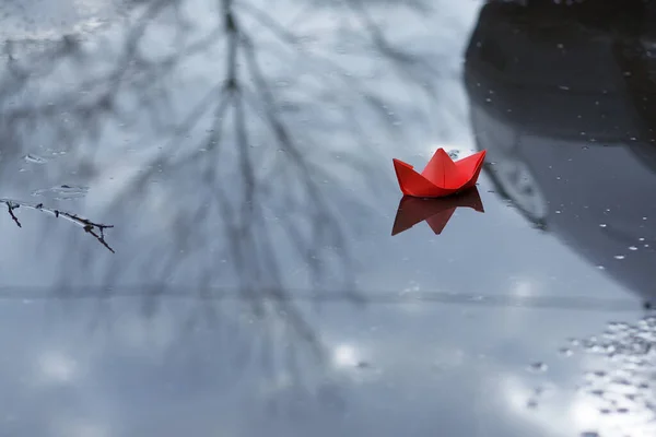 Rode Papieren Boot Origami Zeilen Water Een Plas — Stockfoto