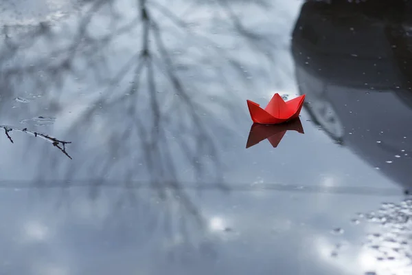 Origami Barco Papel Vermelho Navegando Água Uma Poça — Fotografia de Stock