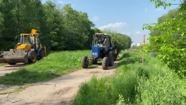 Moscou Russie Juin 2020 Tracteur Jaune Avec Godet Tracteur Bleu — Video