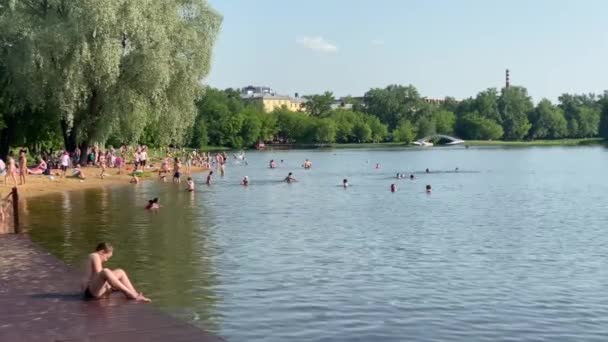 Moscow Russia June 2020 City Beach People Swim Sunbathe Pond — Stock Video