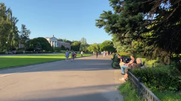 モスクワ ロシア 2020年6月24日 モスクワ科学アカデミー植物園 市内の人々公園の散歩や夏の日に自転車に乗る — ストック動画