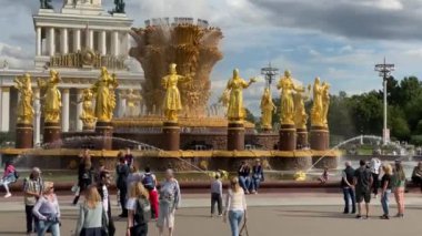 Moskova, Rusya, 25 Temmuz 2020: Güneşli bir günde gökyüzüne karşı VDNH parkındaki SSCB pavyonunun arka planında bulunan Halkların Çeşmesi. İnsanların buluşma yeri.