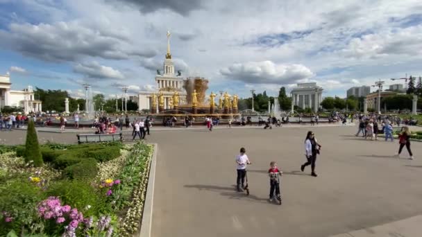 Moscou Rússia Julho 2020 Fonte Amizade Dos Povos Dois Meninos — Vídeo de Stock