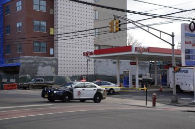 Bayonne, Nj / Amerika Birleşik Devletleri - 02 25 2019: iskele sorunu. 22 sokak hafif raylı sistem istasyonu sabah inşa. Bina inşaat içinde yakın duran polis arabaları. Sarı uyarı şeridin arkasında.