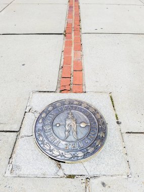 Boston, Massachusetts / ABD - 08 Temmuz 2018: Bunker Hill Anıtı sonunda özgürlük iz.