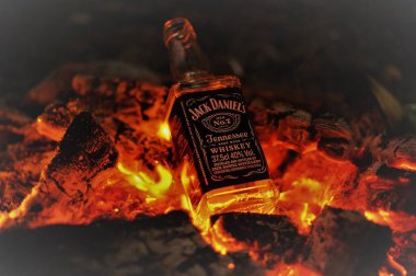Sankt Petersburg, Rusya Federasyonu. 09 09 2017. Şişe viski Jack Daniels gece yanan charcoals ile yangın