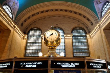 New York, New York, ABD. Mart 16 2019. Grand Central Terminal ana Konseyin iç saat ve etrafında yürüyen insanlar. Arka planda güzel pencereler ve Zodyak tavan