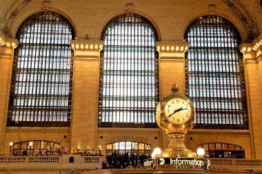 New York, New York, ABD. Mart 16 2019. Grand Central Terminal ana Konseyin iç saat ve etrafında yürüyen insanlar. Arka planda güzel pencereler.
