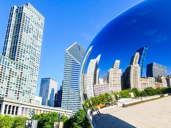 Chicago, Illinois, Usa. 07 07 2018. Odraz Chicago budov v Chicagu Bean Cloud Gate — Stock fotografie