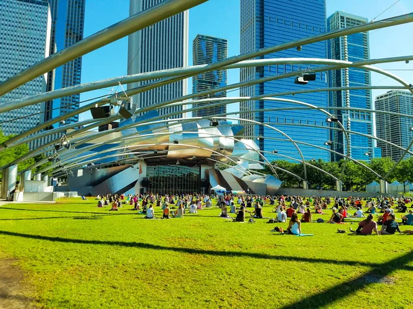 Chicago, Illinois, EUA. 07 07 2018. Grande grupo de pessoas praticam ioga no Pritzker Pavilion, parque Millenium . — Fotografia de Stock