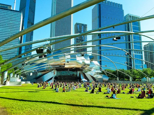 Chicago, Illinois, EUA. 07 07 2018. Grande grupo de pessoas praticam ioga no Pritzker Pavilion, parque Millenium . — Fotografia de Stock