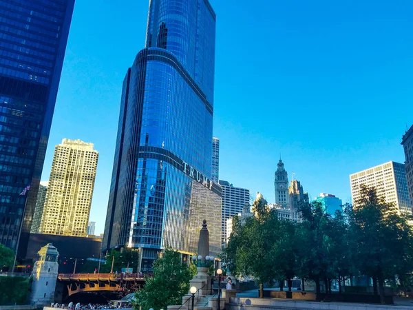 Чикаго, Іллінойс, США. 07 06 2018. Trump Tower на річці Чикаго — стокове фото