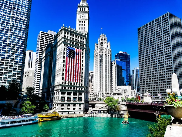 Chicago, Illinois, Amerikai Egyesült Államok. 07 06 2018. Wrigley épület nagy amerikai zászló július 4 hét. Watefront folyó. — Stock Fotó