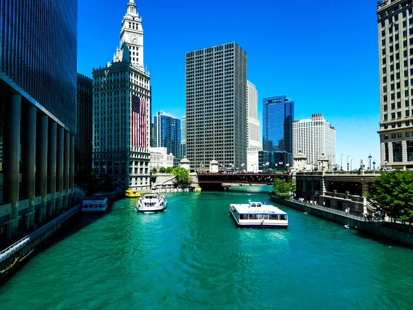Chicago, Illinois, Usa. 07 06 2018. Wrigley budova s velkou americkou vlajkou na 4.července týden na řece watefront — Stock fotografie
