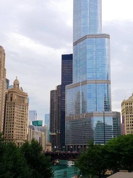 Chicago, Illinois, Usa. 07 05 2018. Trump Tower na Chicago River — Stock fotografie