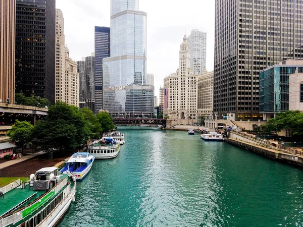 Chicago, Illinois, Usa. 07 05 2018. Trump Tower, Wrigley, budova s velkou vlajkou, říční nábřeží. 4. července týden. — Stock fotografie