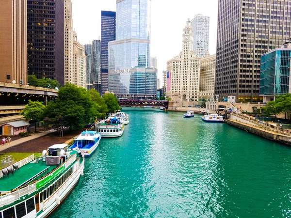 Chicago, Illinois, Usa. 07 05 2018. Trump Tower, Wrigley, budova s velkou vlajkou, říční nábřeží. 4. července týden. — Stock fotografie