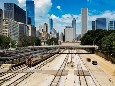 Chicago, Illinois, ABD. 07 05 2018. Önde bir yolda bir demiryolu ve araba tren ile Chicago manzara.