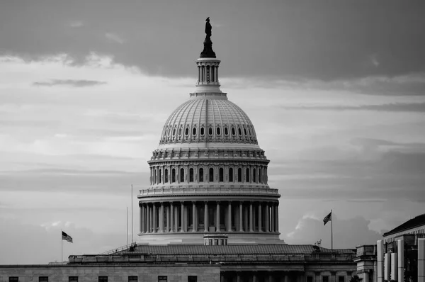 Washington, DC, EUA. 08 18 2018. Cúpula do Capitólio dos EUA ao entardecer no início da manhã com duas bandeiras hasteadas. b w . — Fotografia de Stock