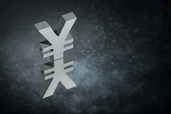 Japaner mit chinesischem Währungssymbol oder Schild mit Spiegelreflex auf dunklem, staubigen Hintergrund — Stockfoto