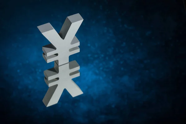 Символ китайской валюты или знак с зеркальным отражением на голубом пыльном фоне — стоковое фото