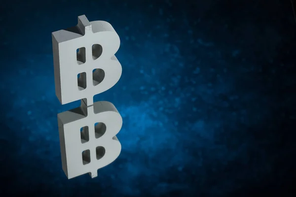 Bitcoin-Währungssymbol oder -schild mit Spiegelreflex auf blauem, staubigem Hintergrund — Stockfoto