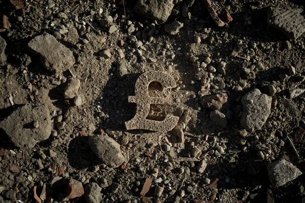Символ фунта на грязи — стоковое фото