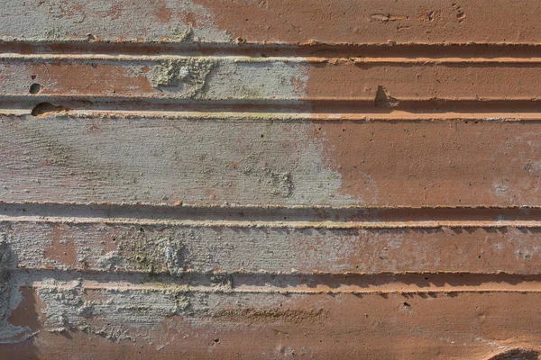 Textura de tijolo velho Weathered na luz solar direta dura — Fotografia de Stock