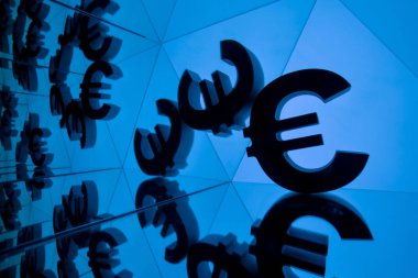 Euro para birimi simgesini kendisi birçok yansıtma görüntüleri ile
