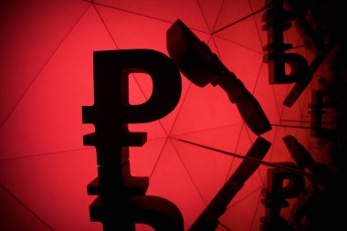 Rus Rublesi para birimi simgesiyle kendisi birçok yansıtma görüntülerini