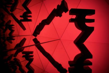 Hint Rupisi para birimi simgesiyle kendisi birçok yansıtma görüntülerini