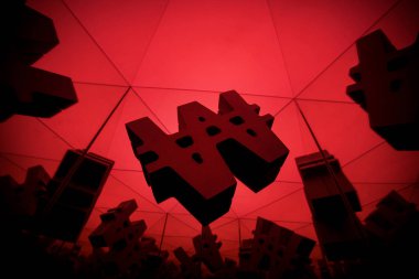 Para birimi simgesini kendisi birçok yansıtma görüntüleri ile kazandı