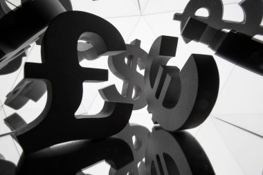 Euro, dolar para birimi simgesini kendisi birçok yansıtma görüntüleri ile