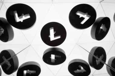 Kendisi birçok yansıtma görüntülerini Litecoin para birimi simgesiyle
