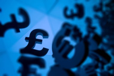 Euro ve sterlin para birimi simgesiyle birçok yansıtma görüntüleri