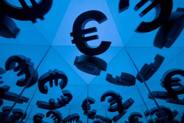 Euro para birimi simgesini kendisi birçok yansıtma görüntüleri ile