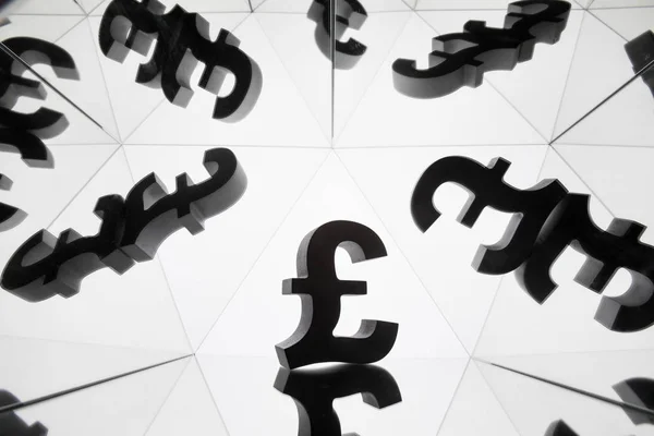Символ британской валюты со многими зеркальными изображениями себя — стоковое фото